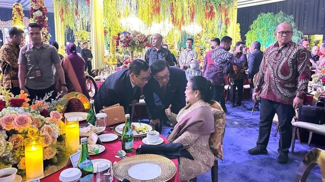 Bisik-bisik Megawati ke Mahfud MD: Bukan Soal Pilpres, Bahas Apa Sebenarnya?