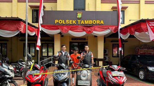 Ongky Afrizal pelaku curanmor di kawasan Tambora, Jakarta Barat setelah ditangkap. (Dok. Polsek Tambora)