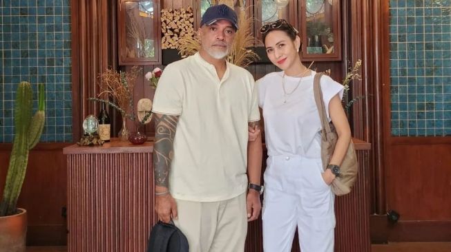 Wenny Ariani bersama suaminya. [Instagram]