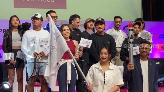 Raffi Ahmad dan Nagita Slavina bersama sejumlah artis dalam acara jumpa pers dan peresmian acara Turnamen Olahraga Selebriti Indonesia di kawasan Senayan, Jakarta Pusat, Selasa (4/7/2023). [Adiyog Priyambodo/Suara.com]