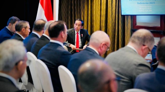 Presiden Jokowi saat melakukan pertemuan dengan para CEO perusahaan-perusahaan Australia di Ruang Pertemuan Cambridge, Hotel Shangri-La, Sydney pada Selasa (4/7/2023). (Laily Rachev - Biro Pers Sekretariat Presiden)