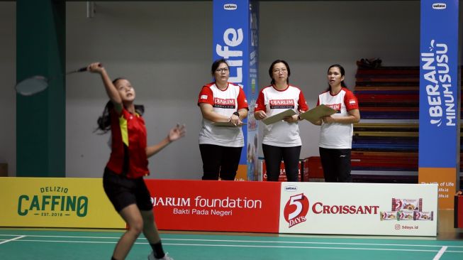 Tim Pencari Bakat Atlet Putri sedang memantau peserta Audisi Umum PB Djarum 2023 dari pinggir lapangan pada babak turnamen, Selasa (4/7) di GOR Djarum, Jati, Kudus, Jawa Tengah. Mereka adalah Nimas Rani Wijayanti (kiri), Ellen Angelina (tengah), Maria Elfira Christina (kanan). [PB Djarum]