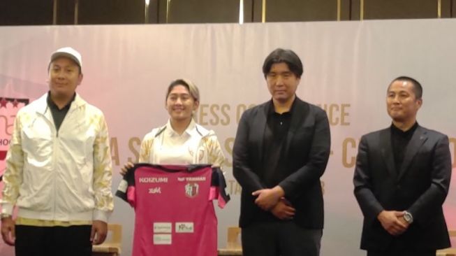 Zahra Muzdalifah (kedua kiri) resmi bergabung dengan klub Jepang Cerezo Osaka Yanmar Ladies setelah menandatangani kontrak berdurasi 1 tahun di Hotel Fairmont, Jakarta pada 07 Juli 2023. ANTARA/Hendri Sukma Indrawan