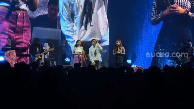 Aldi Taher dan Rachel Vennya (kiri) di konser Forplay Aldi Taher Martin Tribute to Coldplay di Bengkel SCBD, Jakarta, Senin (3/7/2023). [Suara.com/Adiyoga Priyambodo]