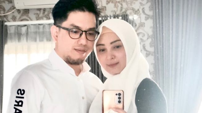 Siapa Arman Wosi? Suami Baru Della Puspita yang Status Pernikahan Sebelumnya Dipertanyakan