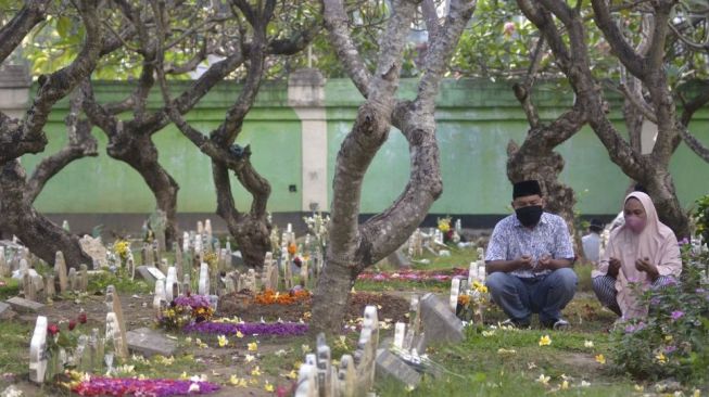 Panduan Doa Ziarah Kubur Orang Tua Latin Lengkap, Wujud Birrul Walidain Seorang Anak