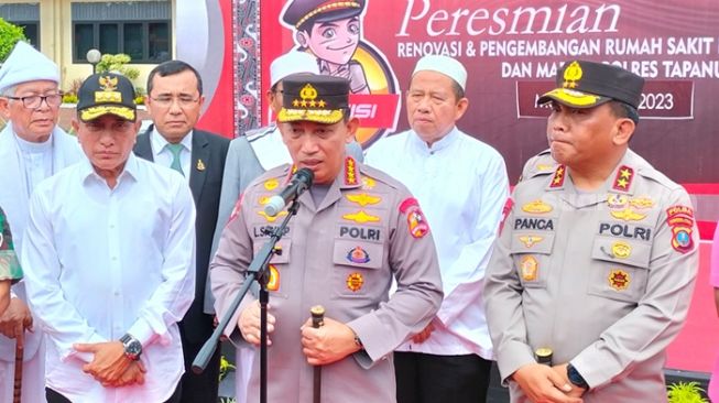 Kapolri Jenderal Listyo Sigit Prabowo memberikan keterangan kepada wartawan di Medan, Rabu (5/7/2023). [Suara.com]