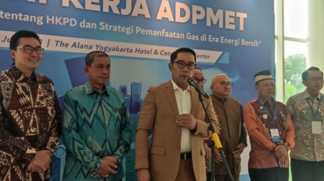 Ketua ADPMET sekaligus kader Partai Golkar, Ridwan Kamil menyampaikan keterangan pada wartawan disela Raker Asosiasi Daerah Penghasil Migas dan Energi Terbarukan, Rabu (5/7/2023). [Kontributor Suarajogja.id/Putu Ayu Palupi]