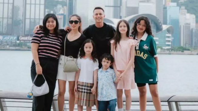 Potret Liburan Keluarga Andhika Pratama di Hong Kong (Instagram/@ussypratama)