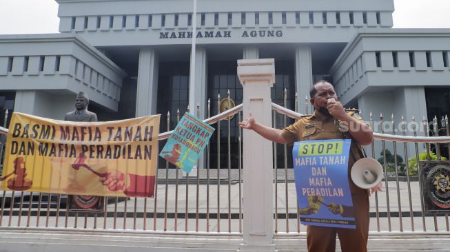 Wakili Para Petani, Kepala Desa Tiberias Geruduk Mahkamah Agung