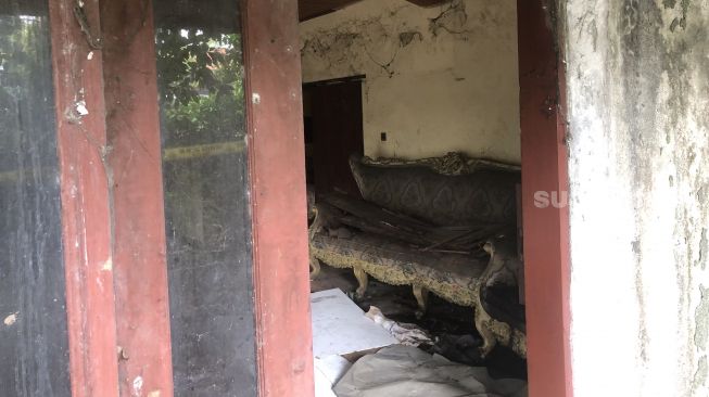 Penampakan lokasi Bripka PS gantung diri di sebuah rumah kosong di kawasan Cempaka Putih, Jakarta Pusat, Rabu (5/7/2023). (Suara.com/Dea)