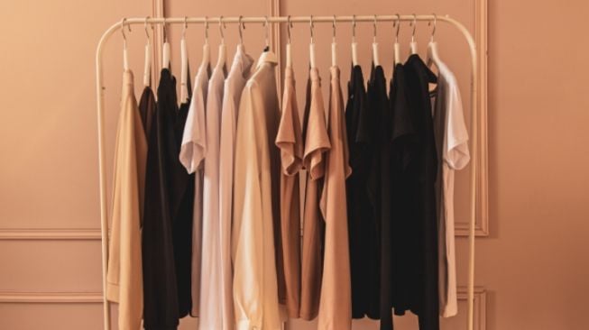 3 Cara Menata Ulang Pakaian dengan Capsule Wardrobe