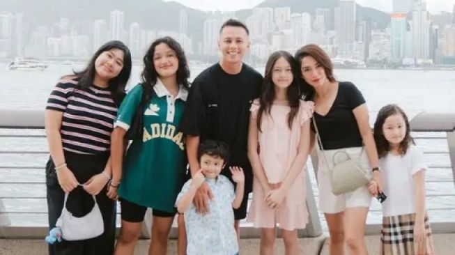 Potret Liburan Keluarga Andhika Pratama di Hong Kong (Instagram/@ussypratama)