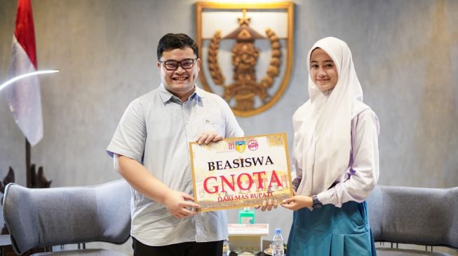 Terpilih Jadi Paskibraka Nasional, Siswi SMA 2 Pare Terima Hadiah dari Mas Dhito