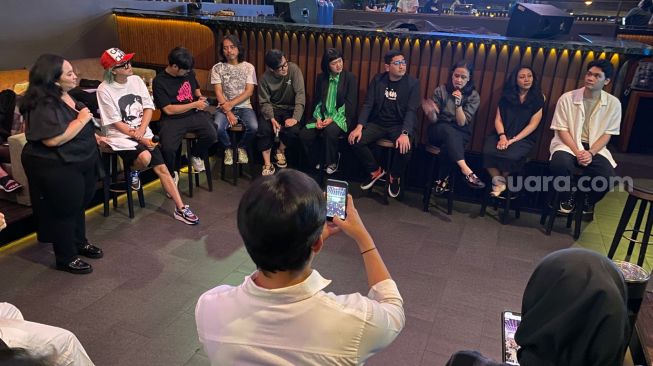 Sejumlah artis menghadiri acara konferensi pers We The Fest 2023 di kawasan Jalan Gatot Subroto, Jakarta Selatan, Rabu (5/7/2023). [Adiyoga Priyambodo/Suara.com]