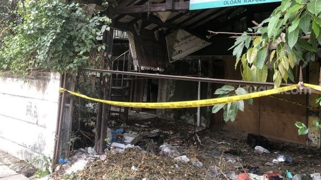 Lokasi kasus gantung diri anggota Polantas Bripka PS di rumah kosong, Cempaka Putih, Jakarta Pusat. (Suara.com/Dea)