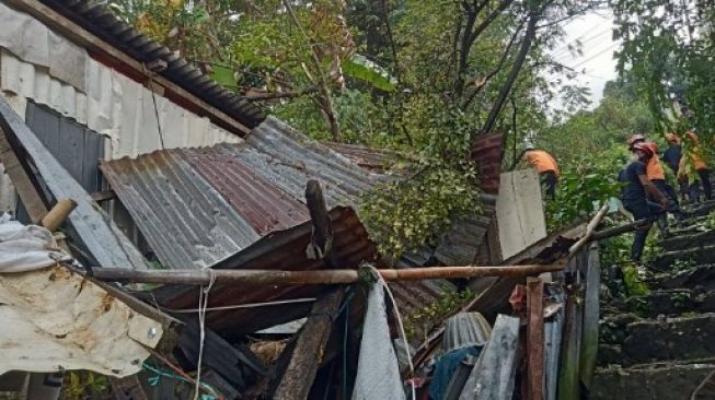 Rumah Warga Parepare Rusak Tertimpa Pohon, Gubernur Sulsel Andi Sudirman Kirim Bantuan