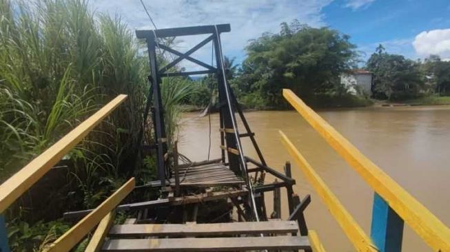 Jembatan Gantung di Desa Bangun Roboh, Dua Warga Alami Luka Berat