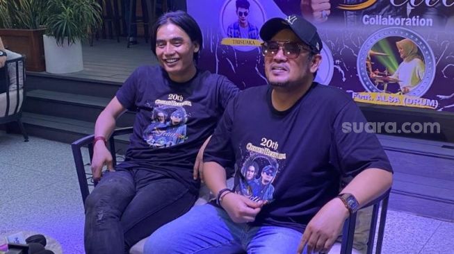 Charly van Houten bersama Pepep dalam jumpa pers di acara 20th Charly Berkarya di kawasan Kemang, Jakarta Selatna, Kamis (6/7/2023). [Tiara Rosana/Suara.com]