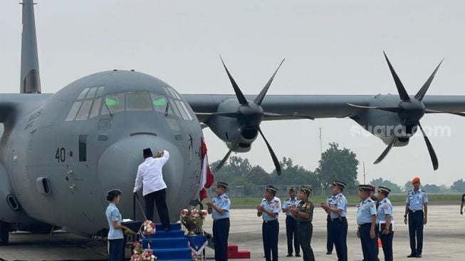 Menteri Pertahanan RI Prabowo Subianto melakukan serah terima Pesawat C-130 Super Hercules A-1340 dari Kementerian Pertahanan kepada TNI Angkatan Udara di Lanud Halim Perdanakusuma, Jakarta TImur, Kamis (6/7/2023). (Suara.com/Novian)