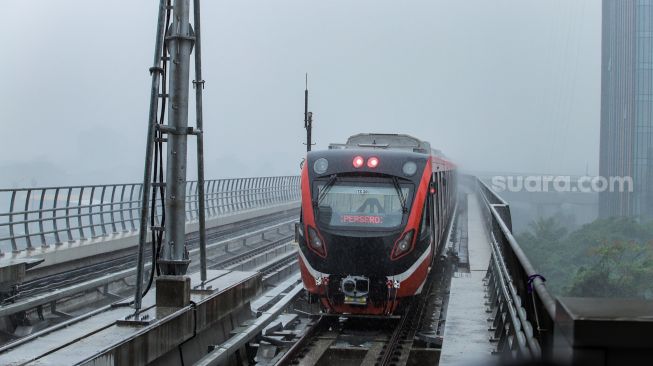 Light Rail Transit atau LRT Jabodebek saat melaju dari Stasiun Dukuh Atas menuju Stasiun Jatimulya, Bekasi Timur, Jawa Barat, Kamis (6/7/2023). [Suara.com/Alfian Winanto]