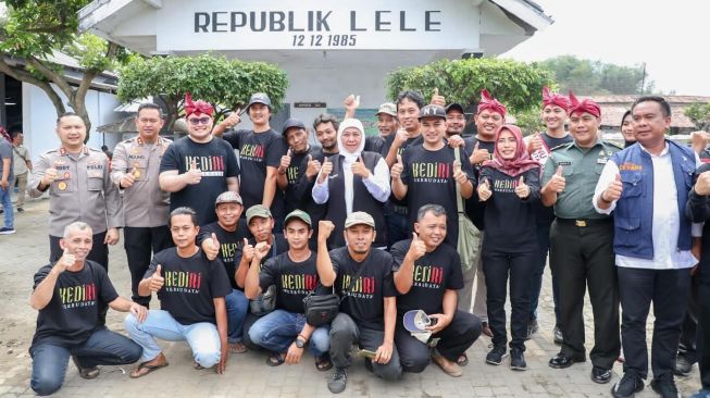 Gubernur Jawa Timur Khofifah Indar Parawansa di Republik Lele Farm.  (Dok: Pemprov Jatim)