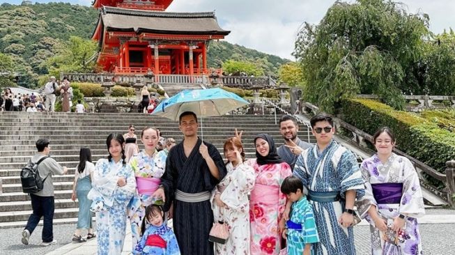 Potret liburan Zaskia Gotik di Jepang (Instagram/@sirajuddinmahmudsabang)