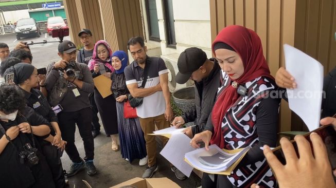 Venna Melinda mengembalikan barang-barang Ferry Irawan di Pengadilan Agama Jakarta Selatan, Kamis (6/7/2023). [Adiyoga Priyambodo/Suara.com]