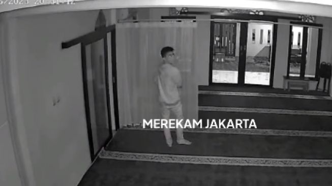 Terekam CCTV, Maling Kotak Amal Ngumpet di Pembatas Saf Musala: Matinya Diterima Gak Tuh Orang?