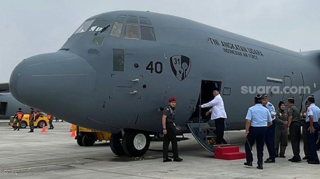 Menteri Keamanan RI Prabowo Subianto melakukan serah terima Pesawat C-130 Super Hercules A-1340 dari Kementerian Defense terhadap TNI Angkatan Udara Bebas pada Lanud Halim Perdanakusuma, DKI Jakarta TImur, Kamis (6/7/2023). (Suara.com/Novian)
