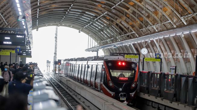 Suasana di Stasiun LRT (Jabodebek) Dukuh Atas saat uji coba terbatas di Jakarta, Kamis (6/7/2023). [Suara.com/Alfian Winanto]