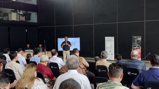 Ketua Komite Nasional Keselamatan Transportasi (KNKT), Soerjanto Tjahjono memberikan apresiasi atas inovasi dan pembaruan yang dilakukan Laksana [Laksana Bus].