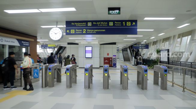 Suasana di Stasiun LRT (Jabodebek) Dukuh Atas saat uji coba terbatas di Jakarta, Kamis (6/7/2023). [Suara.com/Alfian Winanto]