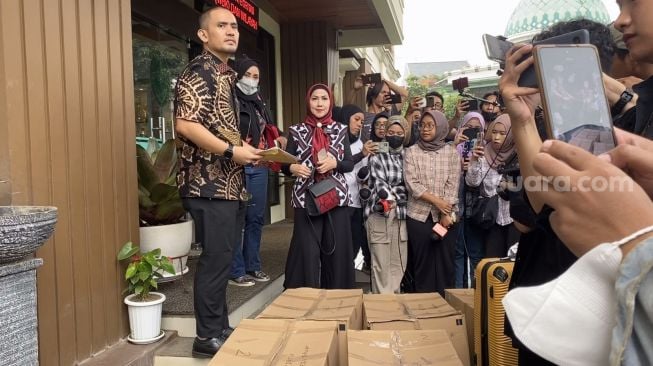 Venna Melinda mengembalikan barang-barang Ferry Irawan di Pengadilan Agama Jakarta Selatan, Kamis (6/7/2023). [Adiyoga Priyambodo/Suara.com]