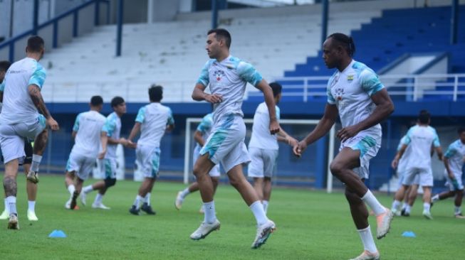 Pemain Persib Bandung Ezra Walian berlatih bersama tim di Stadion Persib, Kota Bandung. [Foto: Persib]