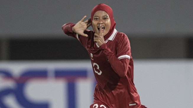 Tampil Berhijab di Piala AFF U-19, Ayunda Dwi Anggraini Buktikan Prestasi Gol Terbanyak