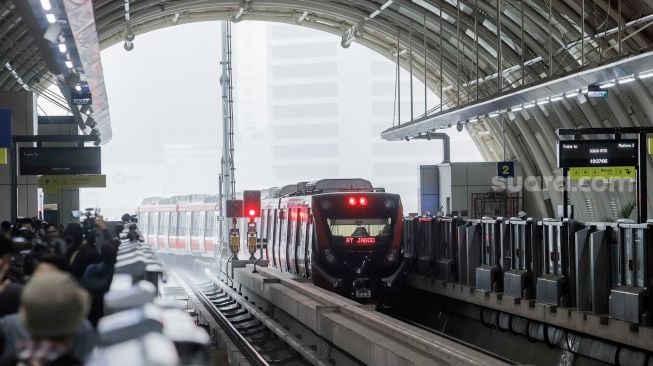 Suasana di Stasiun LRT (Jabodebek) Dukuh Atas saat uji coba terbatas di Jakarta, Kamis (6/7/2023). [Suara.com/Alfian Winanto]