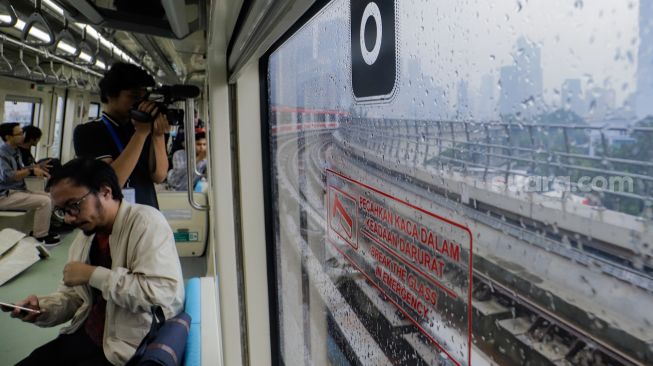 Suasana di dalam rangakaian Light Rail Transit atau LRT Jabodebek saat melaju dari Stasiun Dukuh Atas menuju Stasiun Jatimulya, Bekasi Timur, Jawa Barat, Kamis (6/7/2023). [Suara.com/Alfian Winanto]