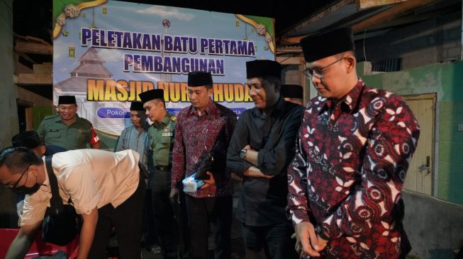 Danang Sampaikan Pesan Jaga Kerukunan Antar Umat Beragama Usai Lakukan Peletakan Batu Pertama Renovasi Masjid Nurul Huda