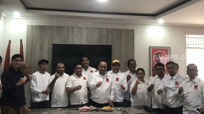 Projo (Pro Jokowi) menerima kunjungan Rumah Besar Relawan Prabowo 08. (Suara.com/Dea)