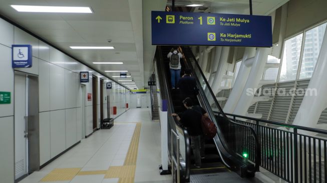 Suasana di Stasiun LRT (Jabodebek) Dukuh Atas saat uji coba terbatas di Jakarta, Kamis (6/7/2023). [Suara.com/Alfian Winanto]