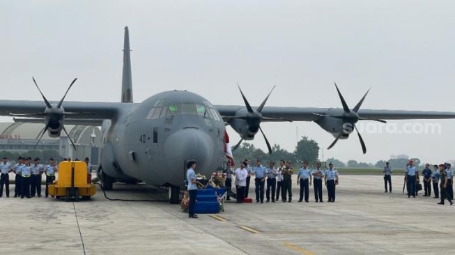 Menteri Pertahanan RI Prabowo Subianto melakukan serah terima Pesawat C-130 Super Hercules A-1340 dari Kementerian Pertahanan kepada TNI Angkatan Udara di Lanud Halim Perdanakusuma, Jakarta TImur, Kamis (6/7/2023). (Suara.com/Novian)