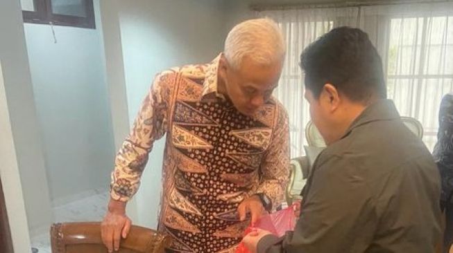 Menteri BUMN Erick Thohir bertemu dengan bakal calon presiden dari PDIP, Ganjar Pranowo. (Twitter @/dennysiregar7)