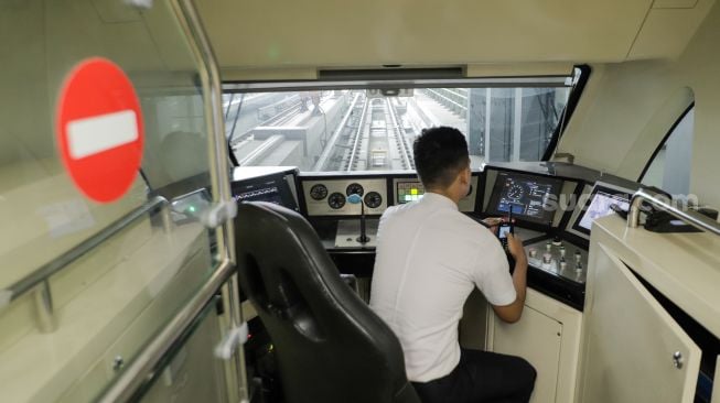 Suasana di dalam rangakaian Light Rail Transit atau LRT Jabodebek saat melaju dari Stasiun Dukuh Atas menuju Stasiun Jatimulya, Bekasi Timur, Jawa Barat, Kamis (6/7/2023). [Suara.com/Alfian Winanto]