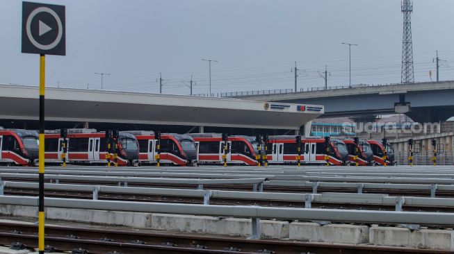 Jajaran rangkaian kereta LRT Jabodebek terpakir di area stabling di depo LRT Jabodebek, Jati Mulya, Bekasi, Jawa Barat, Kamis (6/7/2023). [Suara.com/Alfian Winanto]