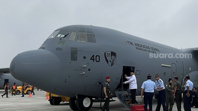 Menteri Pertahanan RI Prabowo Subianto mengikuti joy fligth atau wisata udara usai serah terima Pesawat C-130 Super Hercules A-1340. (Suara.com/Novian)