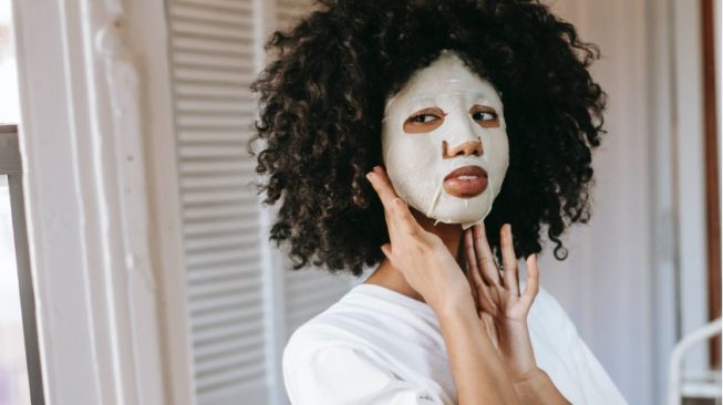 5 Cara Memakai Sheet Mask yang Tepat untuk Mendapatkan Manfaat Optimal