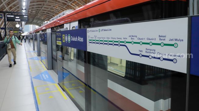 Suasana di Stasiun LRT (Jabodebek) Dukuh Atas saat uji coba terbatas di Jakarta, Kamis (6/7/2023). [Suara.com/Alfian Winanto]