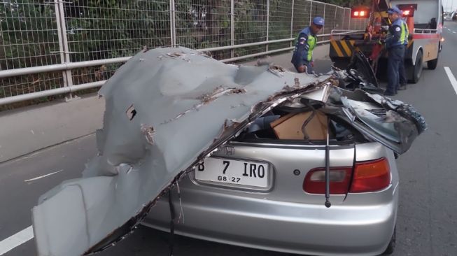 Brakkk! Honda Estilo Ringsek Parah Usai Tabrak Tiang Lampu Tol Tanjung Priok, Sopir Dan Bocah 10 Tahun Terluka