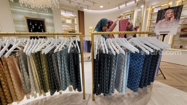 Luncurkan Monogram Scarf yang Memiliki 100 Warna, Brand Modest Wear Ini Cetak Sejarah Baru